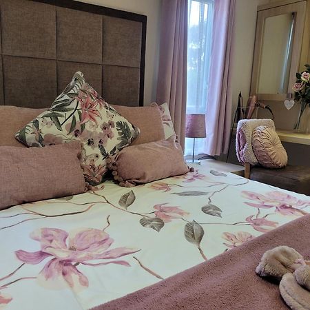 Beautiful 2 Bedroom Caravan, Holiday Park Tenby Saint Florence Екстериор снимка
