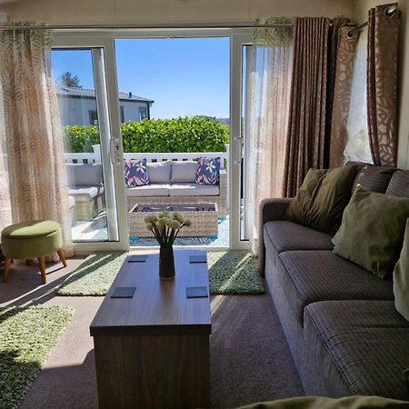 Beautiful 2 Bedroom Caravan, Holiday Park Tenby Saint Florence Екстериор снимка