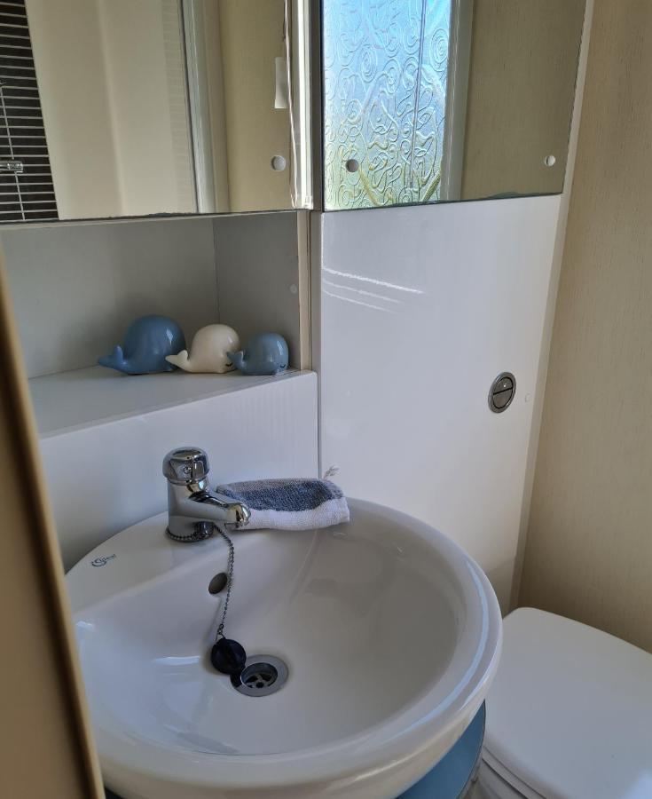 Beautiful 2 Bedroom Caravan, Holiday Park Tenby Saint Florence Екстериор снимка