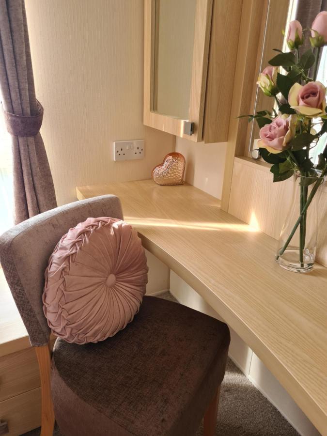 Beautiful 2 Bedroom Caravan, Holiday Park Tenby Saint Florence Екстериор снимка