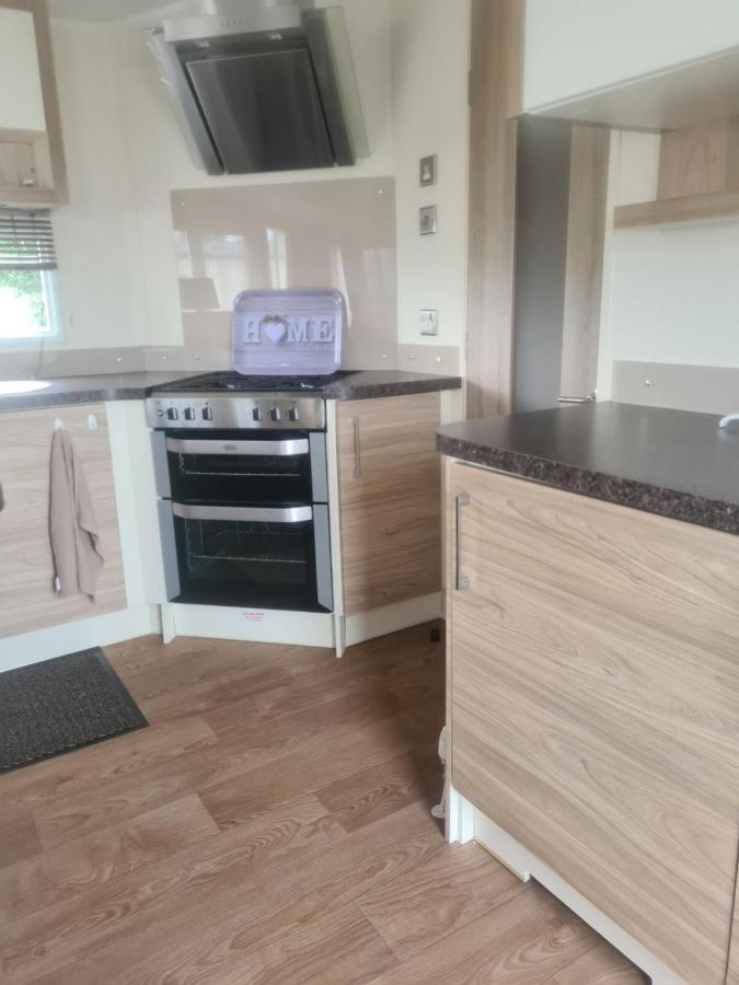Beautiful 2 Bedroom Caravan, Holiday Park Tenby Saint Florence Екстериор снимка