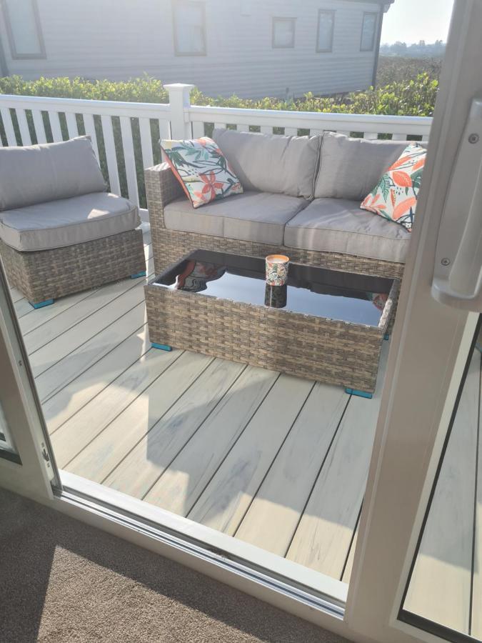 Beautiful 2 Bedroom Caravan, Holiday Park Tenby Saint Florence Екстериор снимка