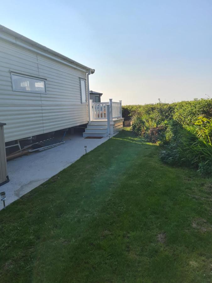 Beautiful 2 Bedroom Caravan, Holiday Park Tenby Saint Florence Екстериор снимка