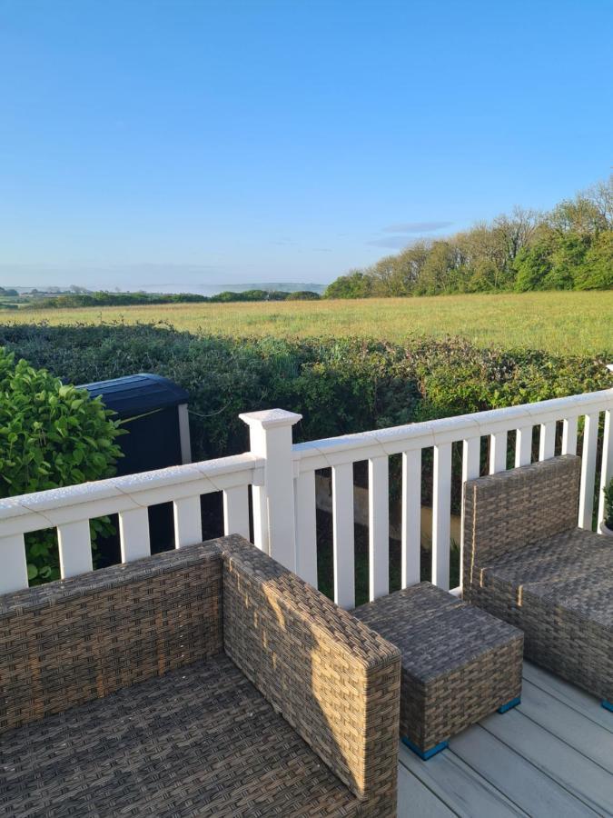 Beautiful 2 Bedroom Caravan, Holiday Park Tenby Saint Florence Екстериор снимка