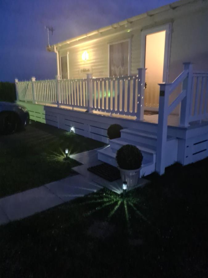 Beautiful 2 Bedroom Caravan, Holiday Park Tenby Saint Florence Екстериор снимка