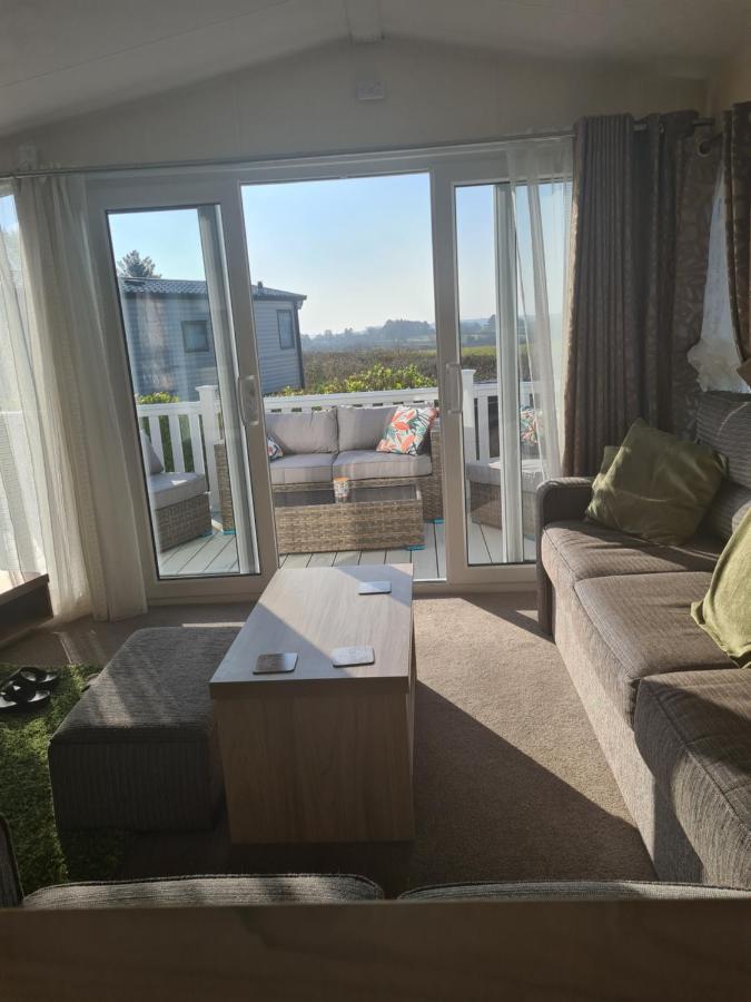 Beautiful 2 Bedroom Caravan, Holiday Park Tenby Saint Florence Екстериор снимка