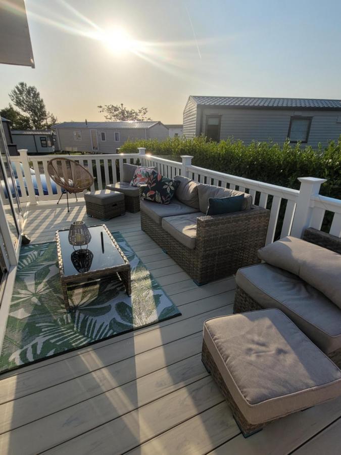Beautiful 2 Bedroom Caravan, Holiday Park Tenby Saint Florence Екстериор снимка