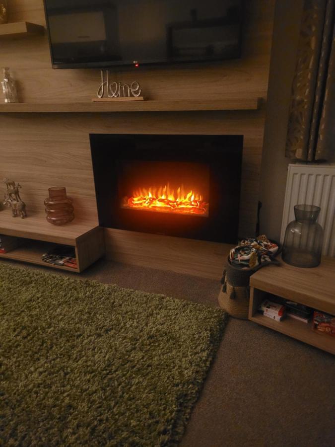 Beautiful 2 Bedroom Caravan, Holiday Park Tenby Saint Florence Екстериор снимка