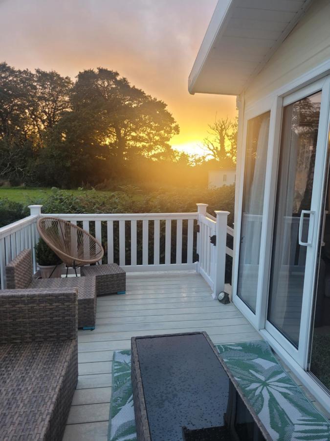 Beautiful 2 Bedroom Caravan, Holiday Park Tenby Saint Florence Екстериор снимка