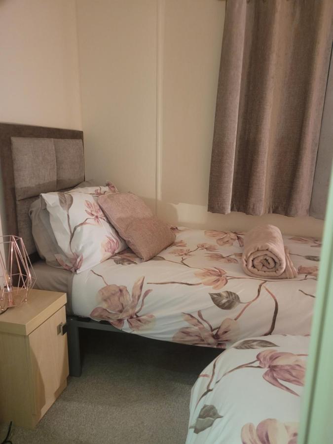 Beautiful 2 Bedroom Caravan, Holiday Park Tenby Saint Florence Екстериор снимка