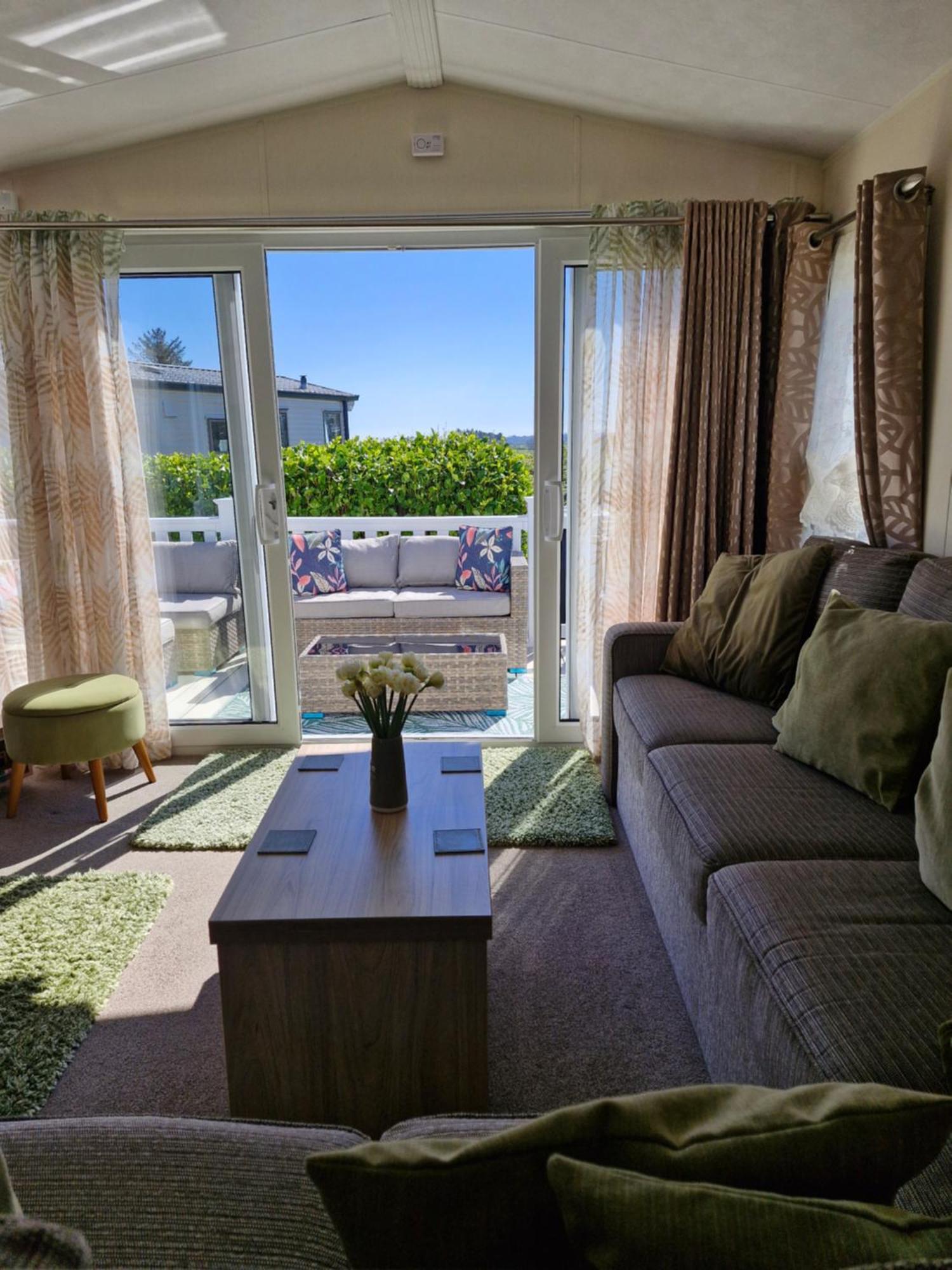 Beautiful 2 Bedroom Caravan, Holiday Park Tenby Saint Florence Екстериор снимка